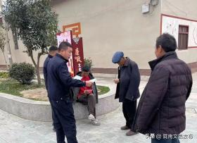 中寨派出所民警发放宣传单